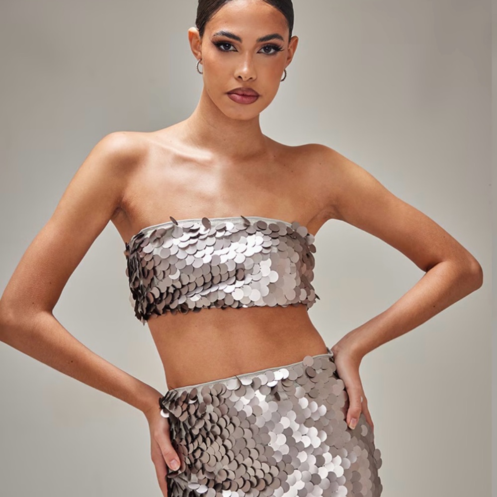 Pretty Little Thing SEQUIN
BANDEAU CROP TOP
